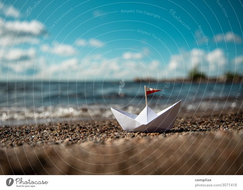 Boot Aus Papier Am Sandstrand Ein Lizenzfreies Stock Foto Von Photocase