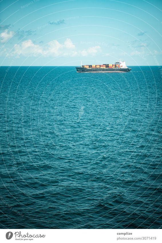 Ein Containerschiff auf dem Meer Wirtschaft Handel Güterverkehr & Logistik Natur Himmel Wolken Sonne Klimawandel Schönes Wetter Wellen Küste Nordsee Ostsee