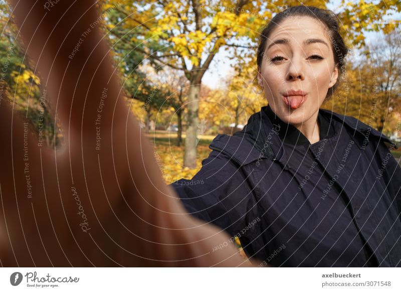 junge Frau steckt Kamera die Zunge raus - keine Fotos Zunge rausstrecken frech Fotografieren lustig Selfie Hand Lifestyle Freude Freizeit & Hobby Mensch