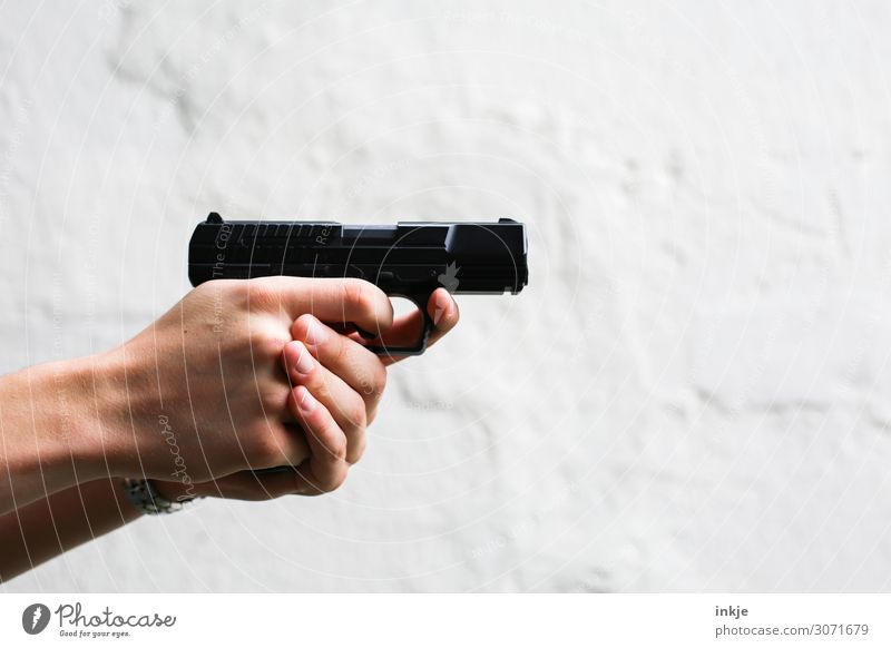 Luftpistole Sportschießen Junger Mann Jugendliche Erwachsene Leben Hand 1 Mensch 13-18 Jahre 18-30 Jahre Pistole Waffe festhalten bedrohlich schwarz weiß Macht