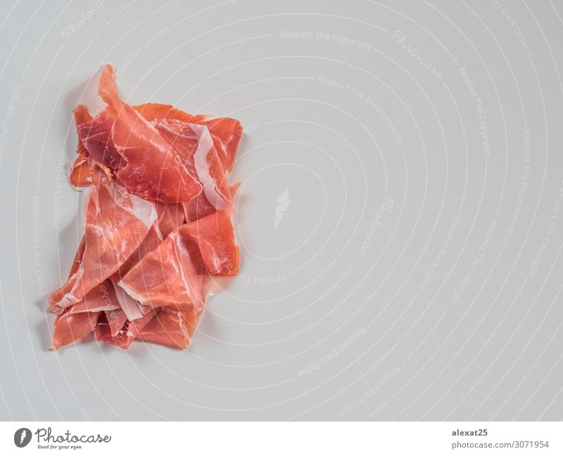 Serrano-Schinken auf weißem Hintergrund mit Kopiermöglichkeit Fleisch Teller dünn rot Farbe Tradition Amuse-Gueule Textfreiraum Essen zubereiten geheilt
