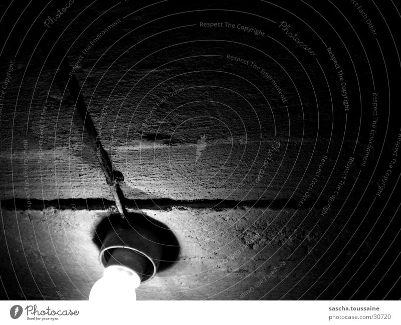 Licht im Dunkel #4 - Keller Gemäuer dunkel Lampe schwarz weiß grau Grauwert Elektrisches Gerät Technik & Technologie Lichterscheinung Schatten Beläuchtung