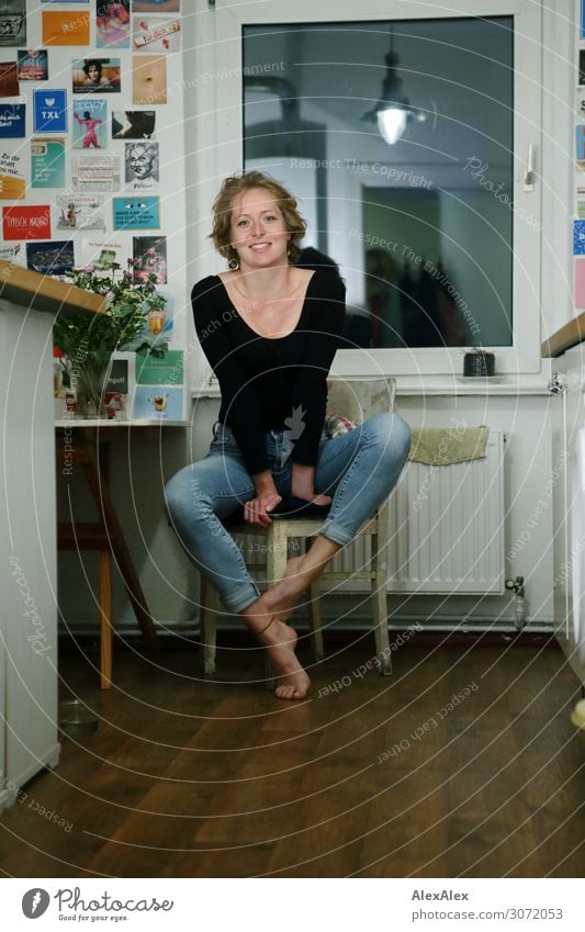 Portrait einer jungen Frau in ihrer Küche auf einem Stuhl - Studentin Lifestyle Stil schön Wohlgefühl Wohnung Dekoration & Verzierung Lampe Tisch Junge Frau