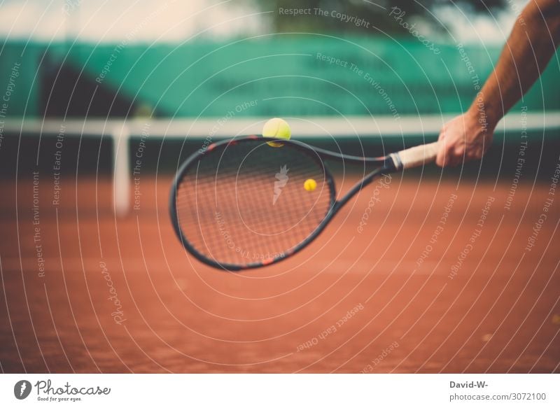 Mann schlägt auf einem Tennisplatz mit nem Tennisschläger nach einem Tennisball Tennisspieler Tennisnetz Sport sportlich Sport-Training Sportler Übung