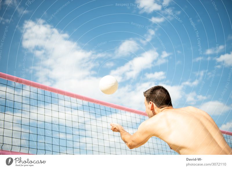 Mann spielt beachvolleyball - Ball kurz vor dem Aufprall Volleyball Volleyballnetz draußen Sport sportlich sportliche betätigung Sportler Himmel Netz Wolken