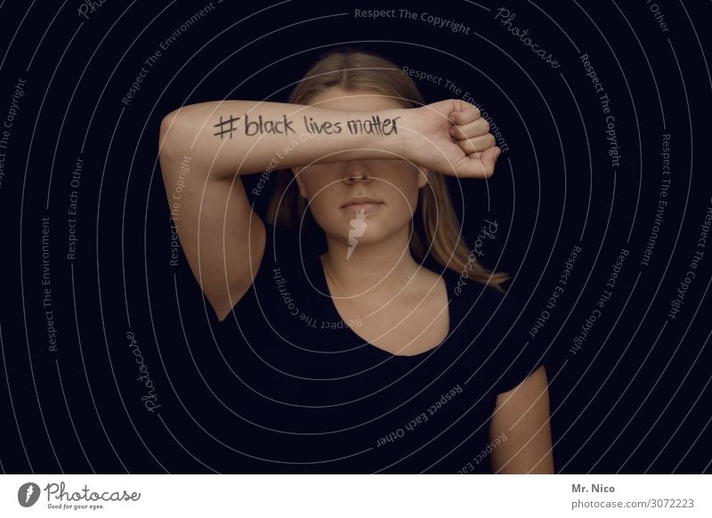 # black lives matter feminin Junge Frau Jugendliche Haut 1 Mensch langhaarig schwarz Unterarm Faust Rassismus unerkannt Kraft Willensstärke Mut Angst