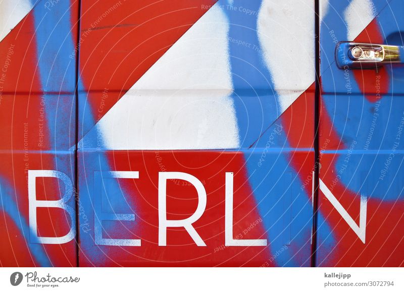 dit is berlin Kunst Stadt rot PKW Autotür Vandalismus Zerstörung Griff Graffiti Streifen ungesetzlich Farbfoto Außenaufnahme
