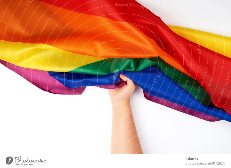 Hand hält textile Regenbogenfahne, Symbol der Freiheit Lifestyle Homosexualität Paar Kultur Fahne Liebe frei blau gelb grün rosa rot Partnerschaft Frieden Stolz