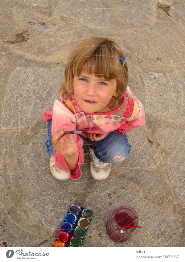 Mädchen malt mit Wasserfarben, auf den Boden. Freizeit & Hobby Basteln Ferien & Urlaub & Reisen Sommer Sommerurlaub Strand Kindererziehung Bildung Kindergarten