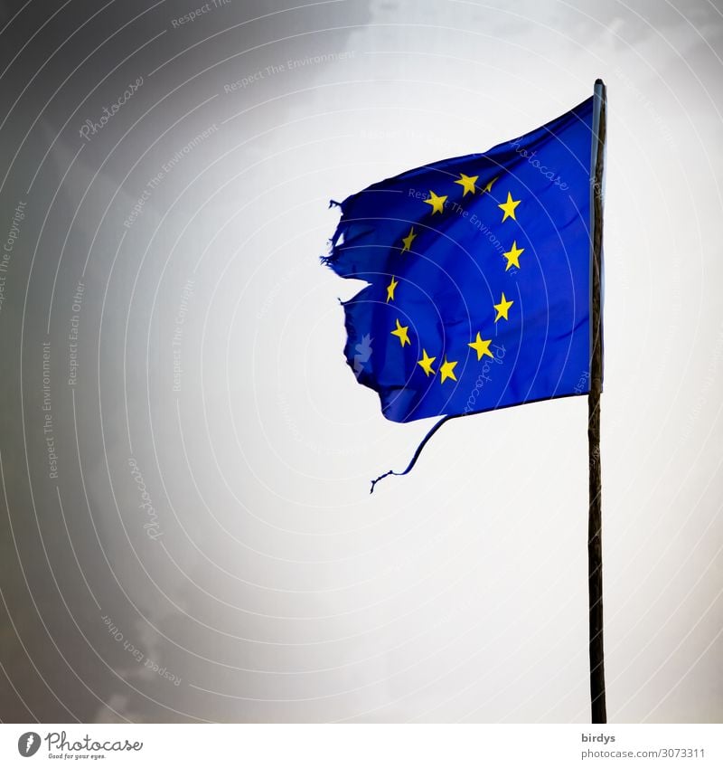 schwere Zeiten Luft Wolken Gewitterwolken schlechtes Wetter Wind Europa Europafahne Fahnenmast Stern (Symbol) authentisch außergewöhnlich kaputt rebellisch blau