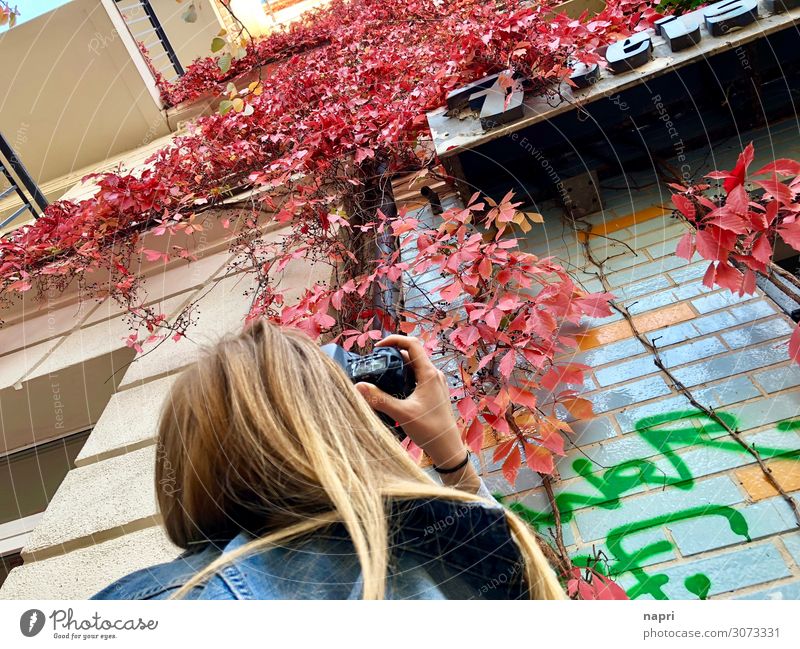 Fotografie Freizeit & Hobby Fotografieren feminin Junge Frau Jugendliche Leben 1 Mensch Fotokamera Berlin Stadt Fassade Blick authentisch mehrfarbig Freude Idee