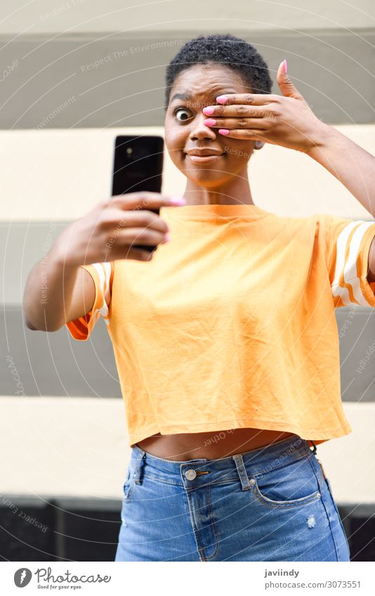 Schwarze Frau fotografiert Selfie mit fröhlichem Ausdruck. Lifestyle Freude Glück schön Haare & Frisuren Ferien & Urlaub & Reisen Telefon PDA Fotokamera Mensch