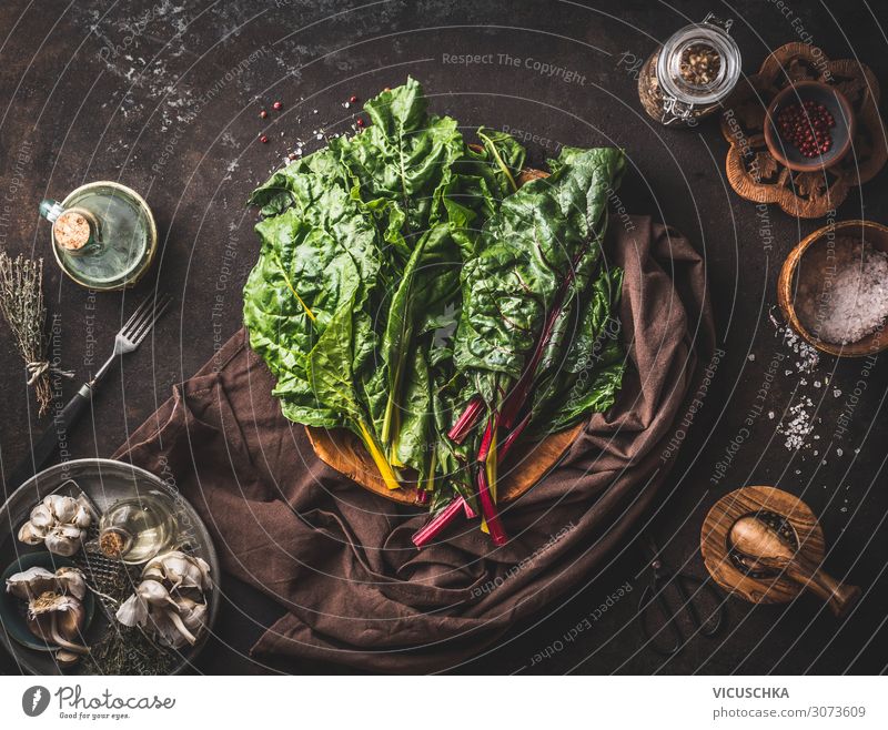 Bunter Mangold Bündel auf rustikalem Küchentisch Lebensmittel Gemüse Ernährung Bioprodukte Vegetarische Ernährung Diät Geschirr Stil Gesundheit