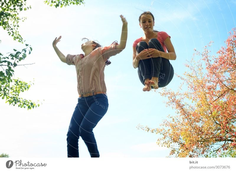 Zwei Mädchen hüpfen auf dem Trampolin, in der Natur. Leben Sinnesorgane Freizeit & Hobby Spielen Ferien & Urlaub & Reisen Sommer Sport Fitness Sport-Training