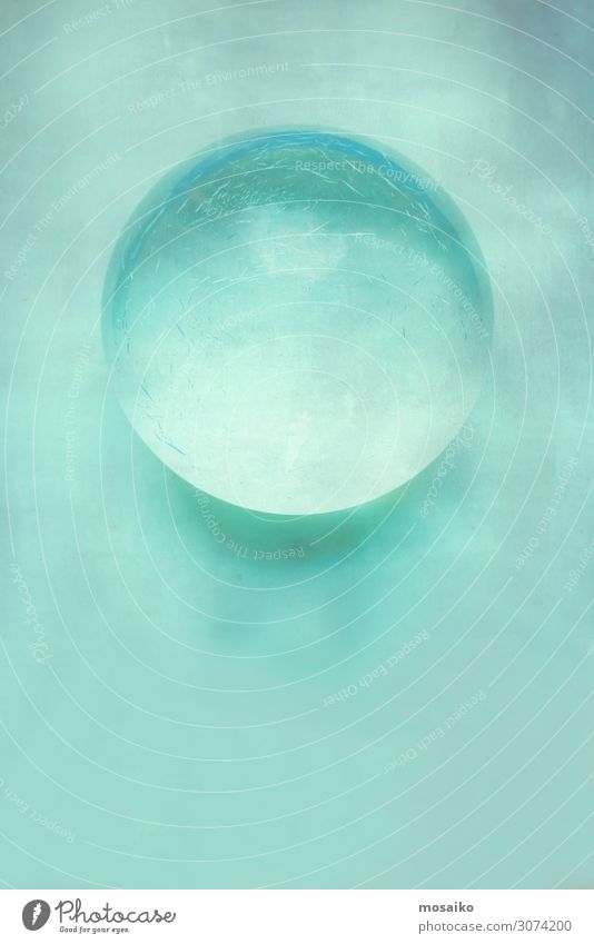 Glaskugel auf pastellfarbenem Hintergrund Design Gesundheit Wellness Leben harmonisch Wohlgefühl Sinnesorgane Erholung Spa Whirlpool Schwimmen & Baden Lampe