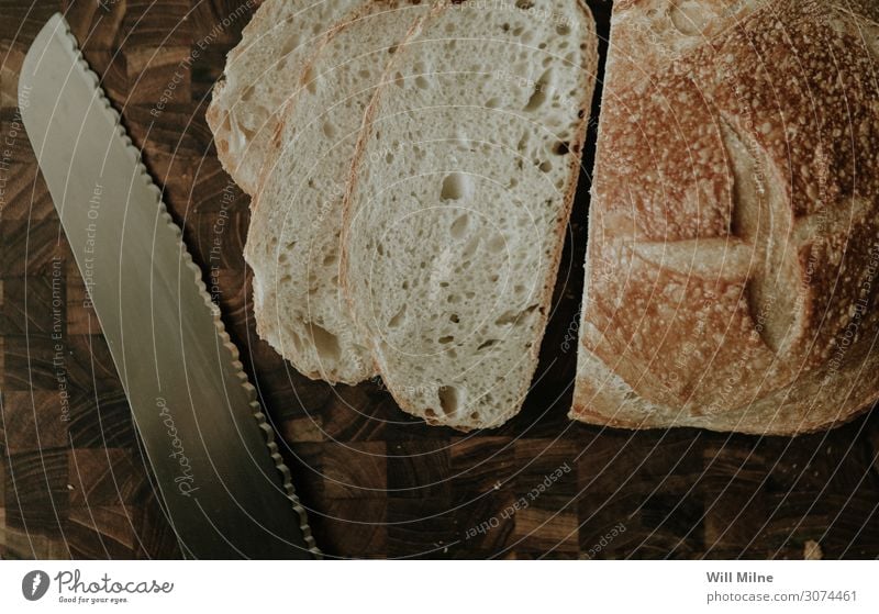 Geschnittenes Brot und ein Messer aufgeschnitten Scheibe Schneidewerkzeug Schneidebrett Tafelmesser Fleischmesser Küche Lebensmittel Gesunde Ernährung Speise