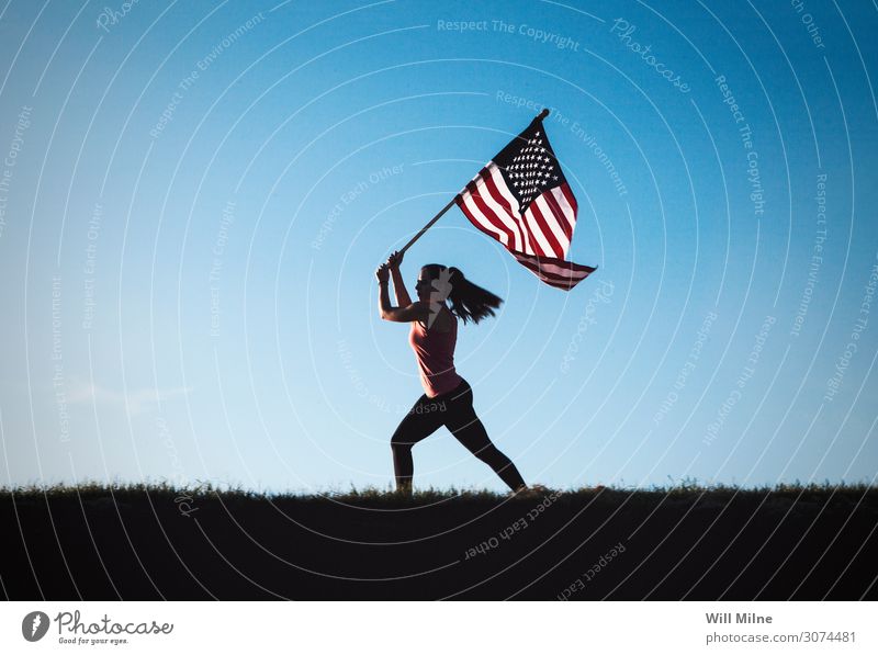 Frau mit amerikanischer Flagge Fahne Amerikaner Stars and Stripes Hügel Silhouette Patriotismus Halt stehen laufen Spaziergang Kraft Macht kampfstark
