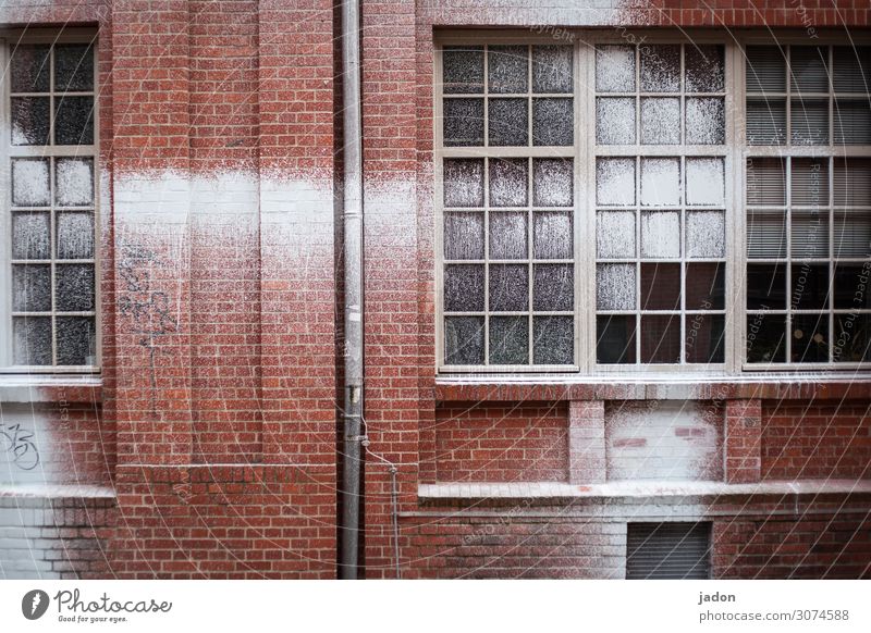 fassade. Maler Jugendkultur Industrieanlage Bauwerk Gebäude Mauer Wand Fassade Fenster Dachrinne Backstein Ornament Graffiti Streifen hässlich verrückt rot weiß