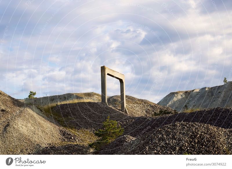 Tor ins Nichts Ferien & Urlaub & Reisen Sommer Sommerurlaub Hügel Gotland Schweden Nordeuropa Tür Stein Sand Beton stehen Kies Gras Licht Schatten Farbfoto