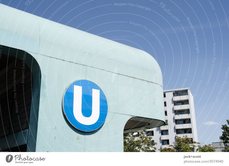 Ich nehme eine U Wolkenloser Himmel Hauptstadt Architektur Eingang U-Bahn Bahnhof Schriftzeichen modern Originalität retro blau Design Netzwerk Qualität