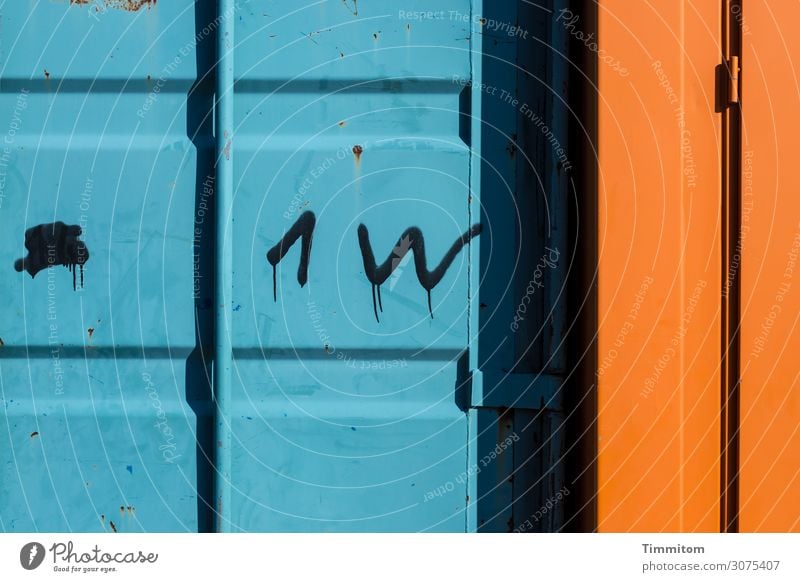 1 W Wirtschaft Container Metall Linie einfach blau orange schwarz Beschriftung Buchstaben Ziffern & Zahlen Scharnier Schatten Farbfoto Außenaufnahme