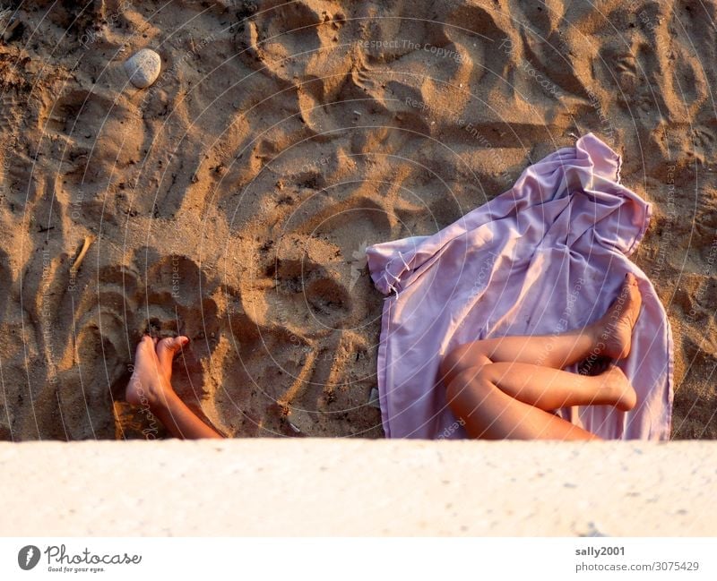Strandurlaub... Sandstrand liegen Beine Füße Strandtuch fliederfarben Erholung Ferien & Urlaub & Reisen Sommer Barfuß Frau Sommerurlaub Fuß Abendsonne