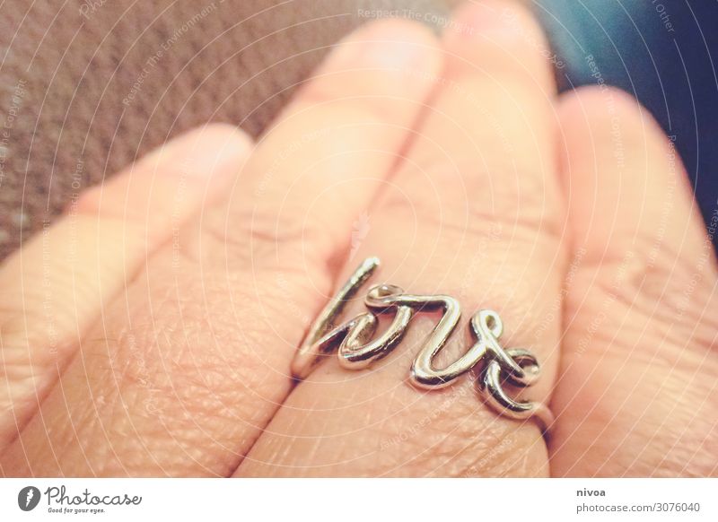 Fingerring love Design schön Schmuck Designer Mensch feminin Frau Erwachsene 1 30-45 Jahre Accessoire Ring Schleife silber Zeichen Schriftzeichen Liebe