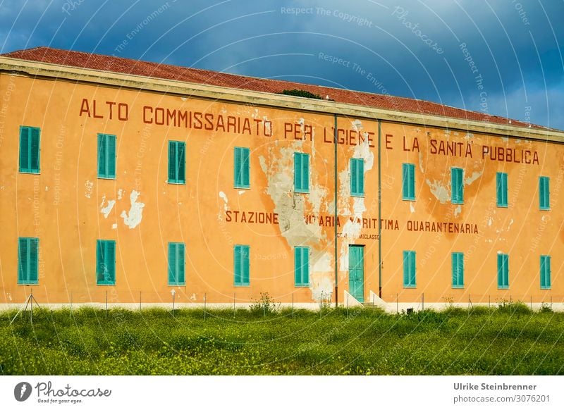 Abgeschieden Gras Wiese Insel Asinara Sardinien Cala reale Italien Europa Dorf Haus Bauwerk Gebäude Architektur Krankenhaus Quarantänestation Gesundheitsstation