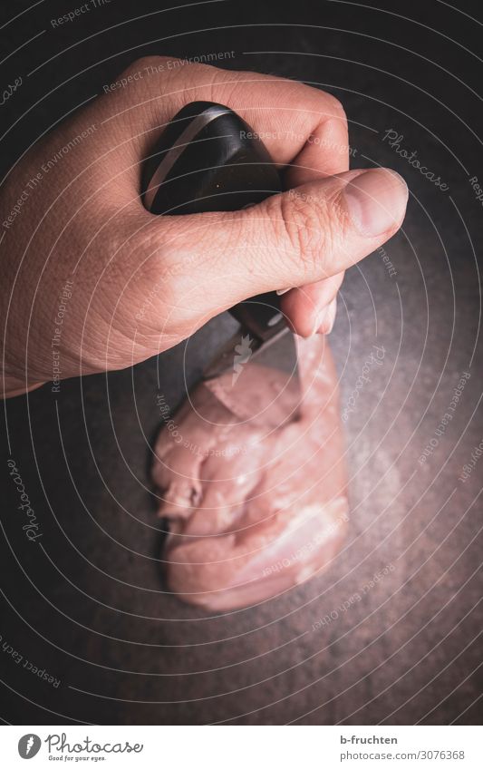 Fleischverarbeitung Lebensmittel Ernährung Messer Restaurant Arbeitsplatz Küche Mann Erwachsene Hand Finger Arbeit & Erwerbstätigkeit gebrauchen berühren