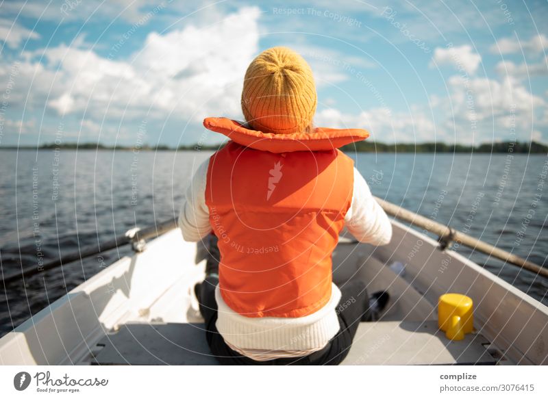 Ruderspaß mit Ruderboot Lifestyle Wellness Wohlgefühl Erholung ruhig Freizeit & Hobby Angeln Abenteuer Freiheit Sommer Sommerurlaub Sonne Strand Meer Wellen