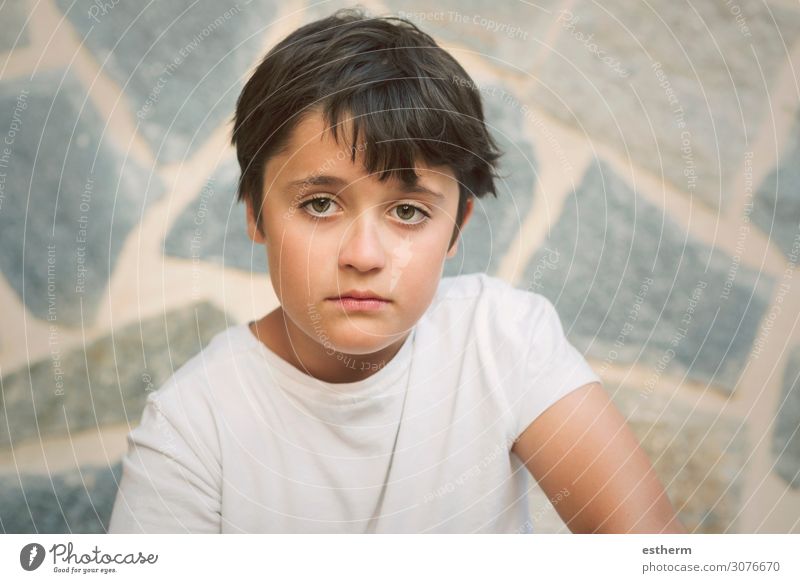 Porträt eines traurigen kleinen Jungen Mensch maskulin Kindheit 1 8-13 Jahre Denken Fitness Traurigkeit trist Wut Gefühle Stimmung Langeweile Sehnsucht