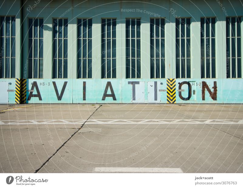 AVIATION Berlin-Tempelhof Flughafen Hangar Tor Sehenswürdigkeit Flugplatz Beton Metall Wort Englisch groß historisch retro türkis Stil Symmetrie Vergangenheit