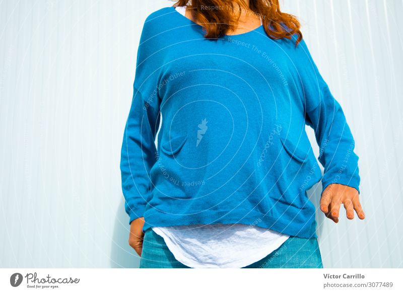 Eine Frau mit blauer Kleidung aus nächster Nähe. Lifestyle Mensch feminin androgyn Erwachsene 1 30-45 Jahre rothaarig authentisch Farbfoto Nahaufnahme Morgen