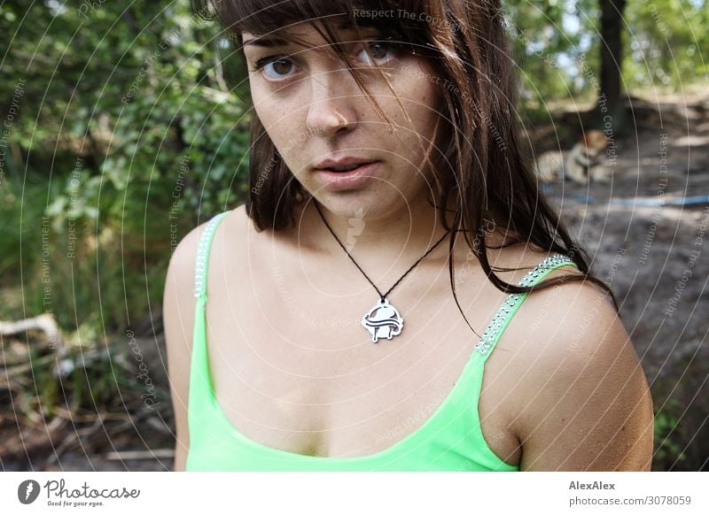 Portrait einer jungen Frau am Waldsee Freude schön Leben Ausflug Sommerurlaub Junge Frau Jugendliche 18-30 Jahre Erwachsene Natur Schönes Wetter Schmuck brünett