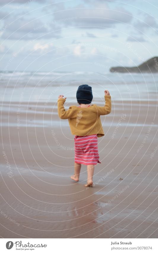 Strand laufen juhu Mädchen feminin Kleinkind 1 Mensch 3-8 Jahre Kind Kindheit Natur Sand Wasser Wolken Sommer Wind Wellen Küste Kleid Jacke Mütze Bewegung