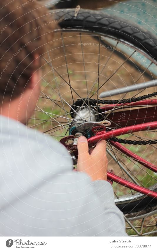 Fahrrad schrauben Mann Reifen maskulin Erwachsene 1 Mensch 30-45 Jahre drehen machen retro rot Fahrradrahmen Fahrradkettenführung Speichen Reparatur Farbfoto