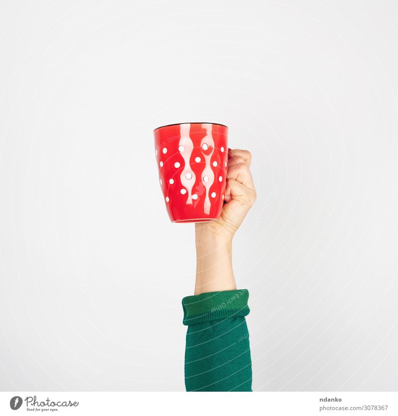 roter Keramikbecher in weiblicher Hand auf weißem Hintergrund Frühstück Getränk Kaffee Espresso Tee Design Küche Mensch Frau Erwachsene Arme Finger grün