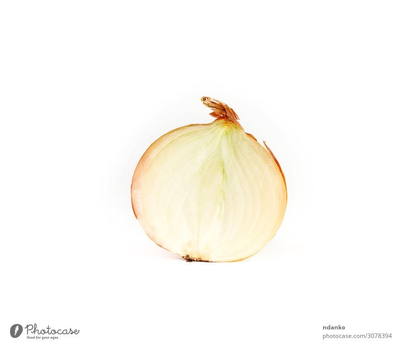 halbe Zwiebel in brauner Schale auf weißem Hintergrund Gemüse Kräuter & Gewürze Pflanze Essen frisch saftig reif Lebensmittel aufgeschnitten Zutaten Hälfte