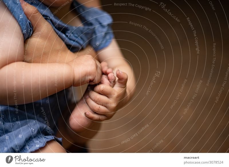 Füsse Kinderfuß Fuß Mobilität entdecken Nahaufnahme kindlich krabbeln laufen gehen Boden dreckig Sauberkeit Finger Hand Baby