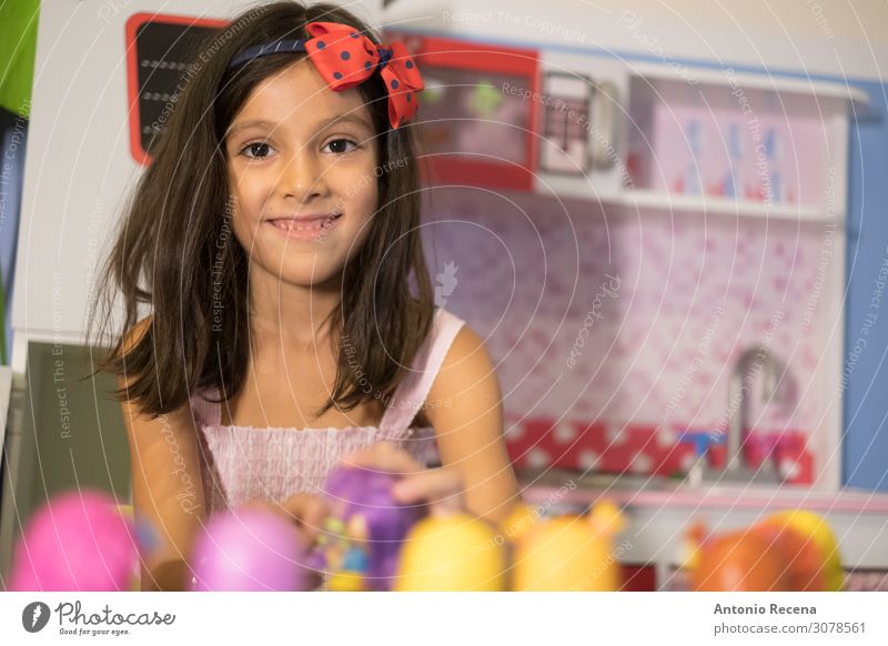 kleines Mädchen spielt in ihrer Spielzeugküche Lifestyle Spielen Kind Mensch Lächeln sitzen Fröhlichkeit niedlich itchen Muppets symbolisch 6s sechsjährig