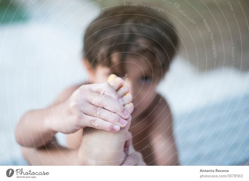 Kleiner Junge zeigt Nägel in Farbe Kind Mensch Finger Fuß klein niedlich zeigen 3s Du bist Jahre alt. Geschlechterrollen Gleichstellung greifen lackierte Nägel