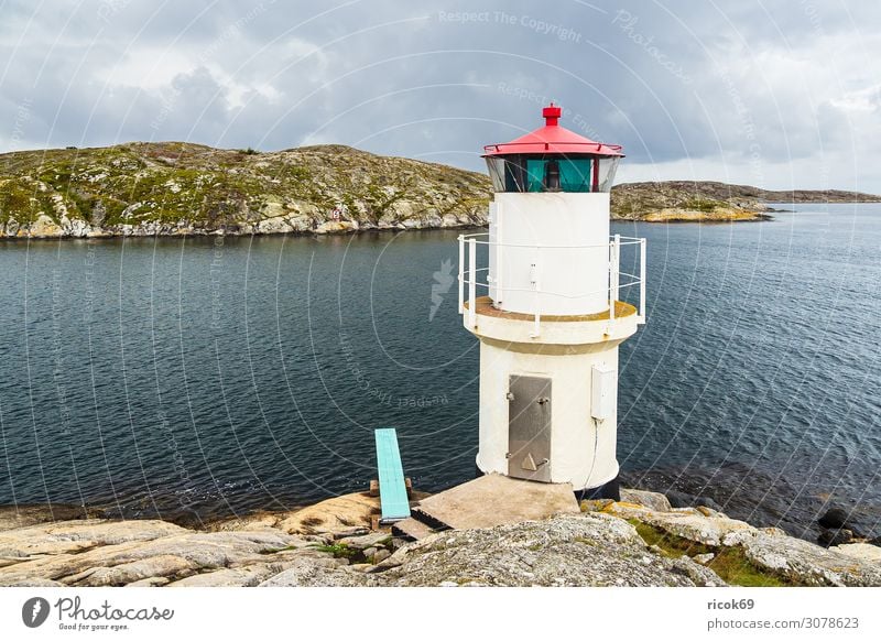 Leuchtturm in Mollösund in Schweden Erholung Ferien & Urlaub & Reisen Tourismus Sommer Meer Insel Natur Landschaft Wasser Wolken Felsen Küste Nordsee Dorf