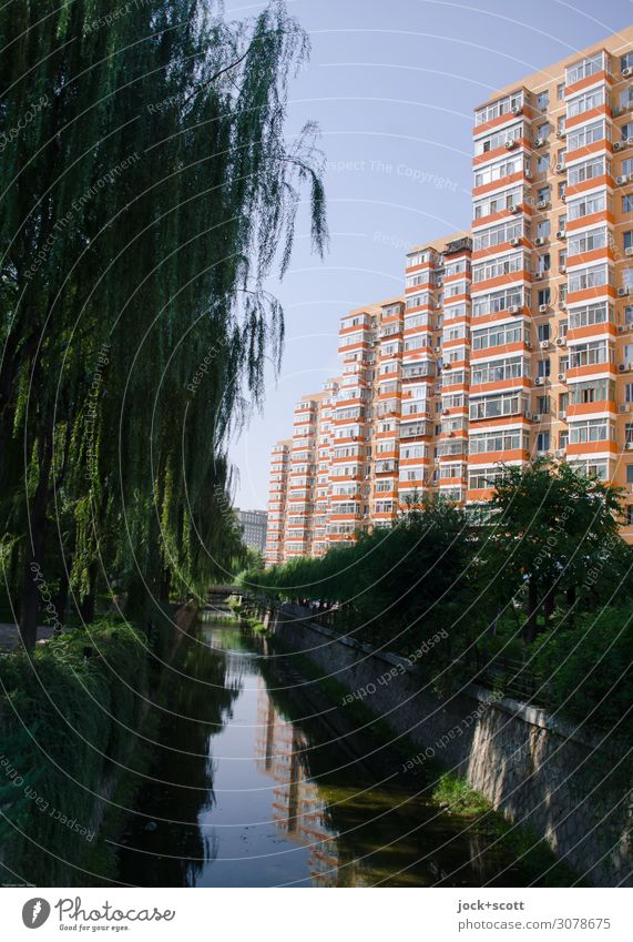 schöner wohnen am Kanal in Peking Wolkenloser Himmel Schönes Wetter Architektur Plattenbau Gebäude Fassade authentisch hoch lang natürlich ruhig Erholung Idylle