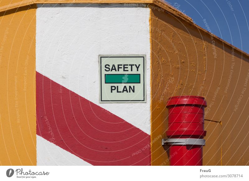 Safety Plan Gebäude Mauer Wand Fallrohr Schriftzeichen Schilder & Markierungen Streifen mehrfarbig Sicherheit Schutz Hinweis Hinweisschild Farbstoff