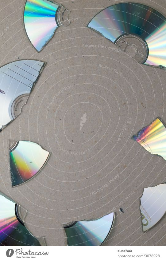 ausgedient Compact Disc DVD-ROM Scheibe kaputt digital Datenträger gebrochen Scherbe Glück rund Reflexion & Spiegelung Spektralfarbe alt veraltet
