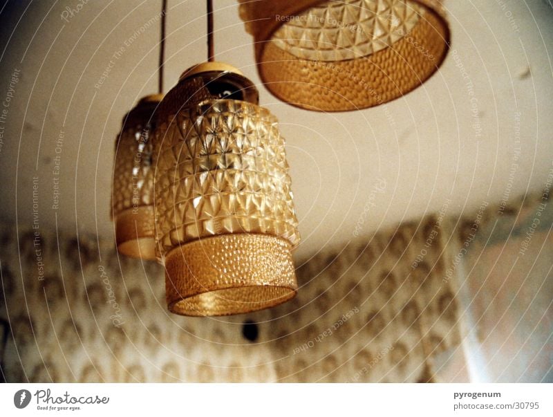 Hang zu DDR-Deckenlampen Lampe Licht Wohnzimmer Tapete gelb Häusliches Leben Raum Glas