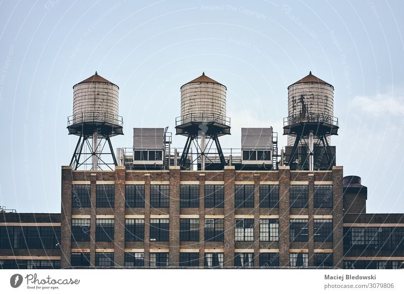 Drei Wassertürme auf einem Dach, New York. Stadt Haus Industrieanlage Gebäude Architektur Fassade alt retro Zufriedenheit Idee Kreativität Nostalgie