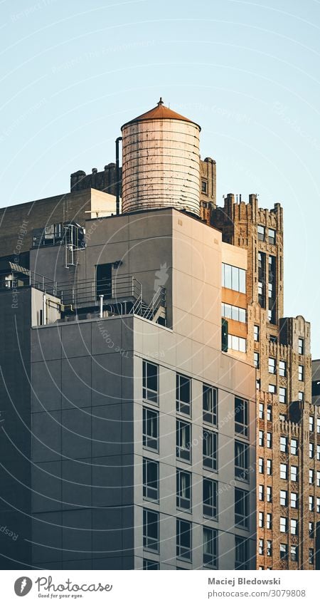 Retro getontes Bild eines Wasserturms auf einem Dach, NY. Städtereise Häusliches Leben Wohnung Haus Gebäude Architektur retro nyc Großstadt New York State