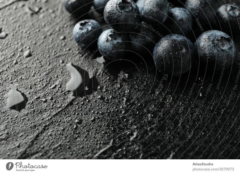 Heidelbeeren auf schwarzem Zement-Hintergrund mit Tropfen, Platz für Text natürlich Farbe Natur abstrakt Tisch Raum Sommer lecker Makro reif Früchte Design