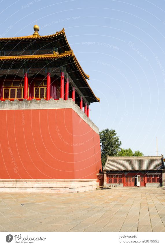 Yin und Yang Chinesische Architektur Weltkulturerbe Wolkenloser Himmel Palast Fassade Sehenswürdigkeit Verbotene Stadt authentisch groß historisch klein